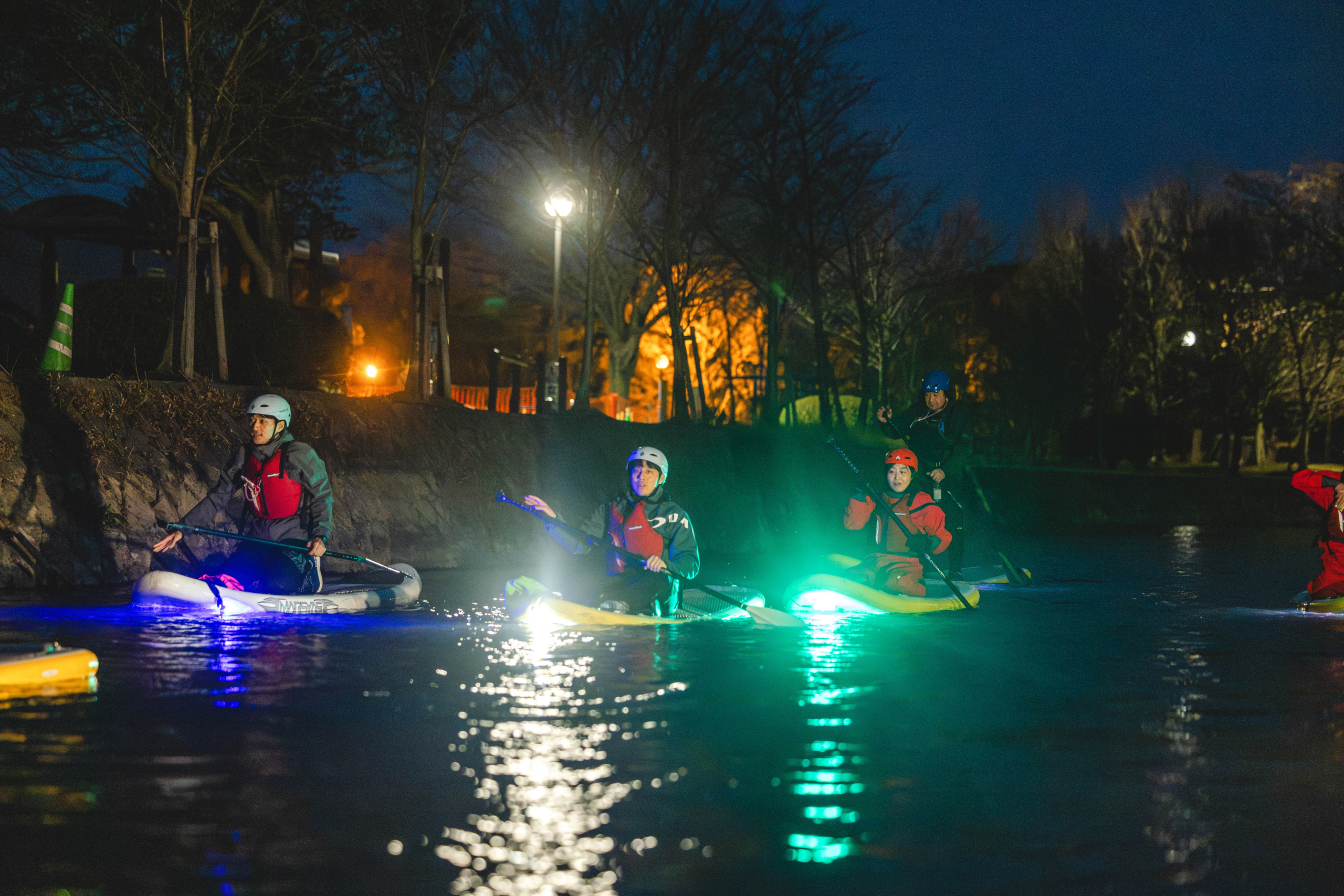 LEDライトで水中を照らしながらの夜サップ